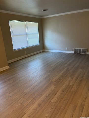 302 E Byrd Blvd, Universal City, TX 78148