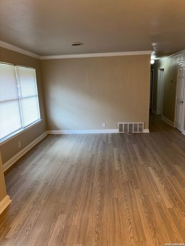 302 E Byrd Blvd, Universal City, TX 78148