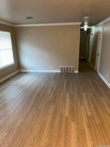 302 E Byrd Blvd, Universal City, TX 78148