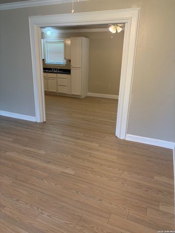302 E Byrd Blvd, Universal City, TX 78148
