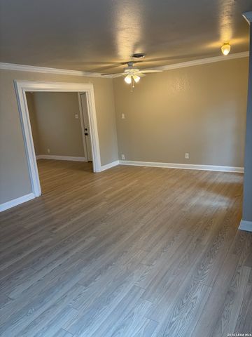 302 E Byrd Blvd, Universal City, TX 78148