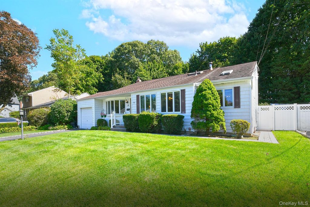 19 Court Drive, South Huntington, NY 11746 — photo 3