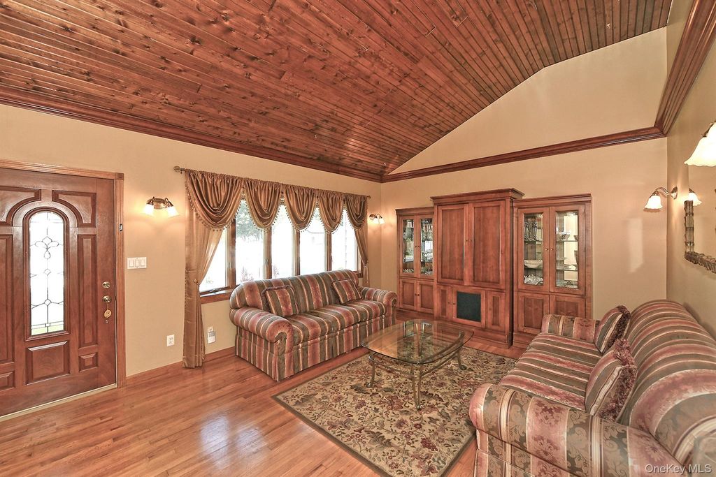 19 Court Drive, South Huntington, NY 11746 — photo 5
