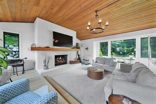 7320 Peninsula Drive, Peninsula Twp, MI 49686