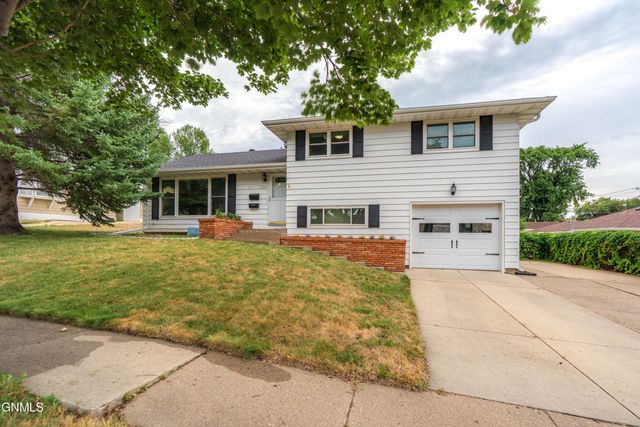 1705 6th Street N, Bismarck, ND 58501 property photo