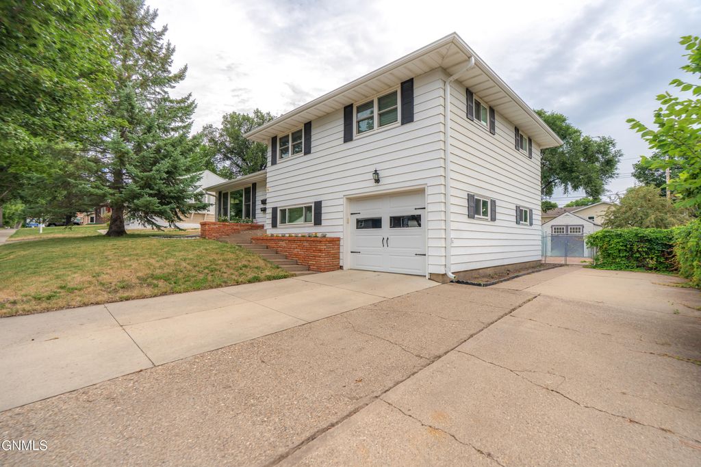 1705 6th Street N, Bismarck, ND 58501 photo 2