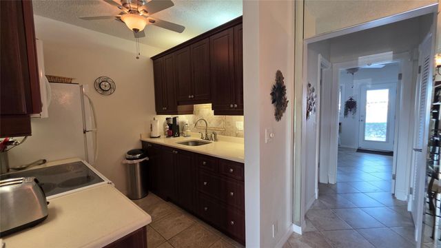 1030 SW 11th St 5m, Hallandale Beach, FL 33009