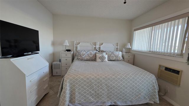 1030 SW 11th St 5m, Hallandale Beach, FL 33009