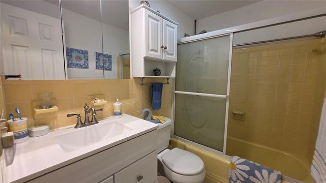 1030 SW 11th St 5m, Hallandale Beach, FL 33009