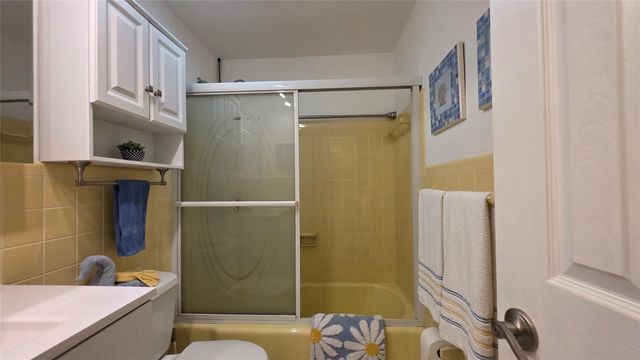 1030 SW 11th St 5m, Hallandale Beach, FL 33009