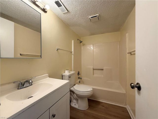 97 28th St Apt E, Newport News, VA 23607