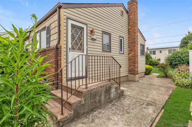 29 Westbury Avenue, Plainview, NY 11803