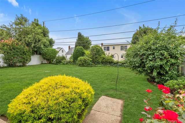 29 Westbury Avenue, Plainview, NY 11803