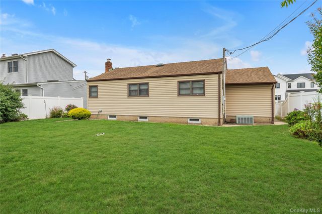 29 Westbury Avenue, Plainview, NY 11803