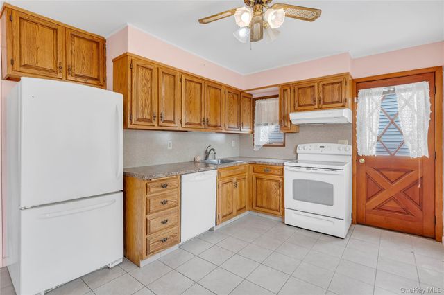 29 Westbury Avenue, Plainview, NY 11803