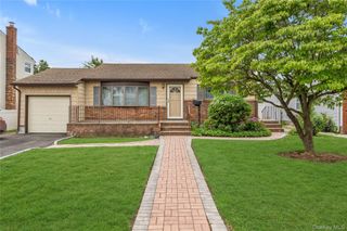 29 Westbury Avenue, Plainview, NY 11803