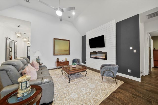 1015 Oak Briar Lane, Montgomery, TX 77384