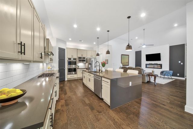 1015 Oak Briar Lane, Montgomery, TX 77384