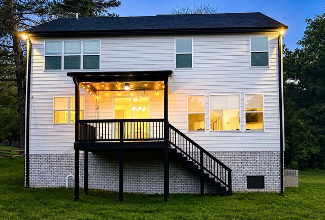 208 Kennedy Dr, White House, TN 37188
