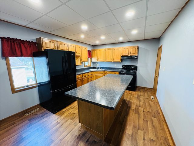 1612 7th Ave, Belle Plaine, IA 52208