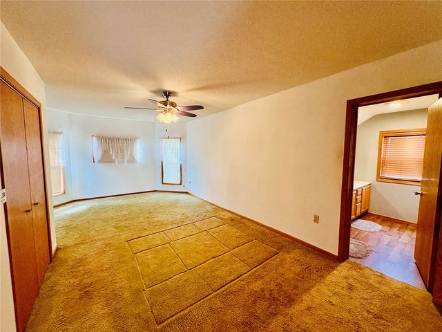 1612 7th Ave, Belle Plaine, IA 52208