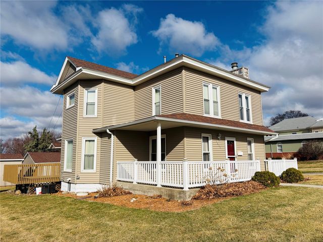 1612 7th Ave, Belle Plaine, IA 52208