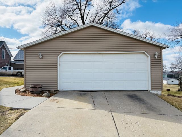 1612 7th Ave, Belle Plaine, IA 52208