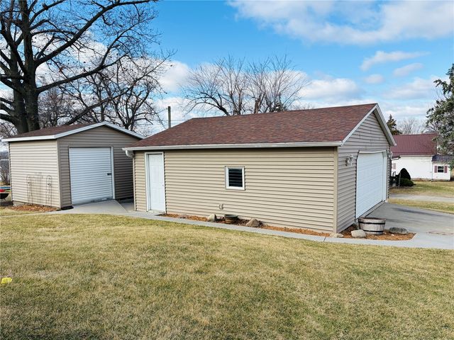 1612 7th Ave, Belle Plaine, IA 52208