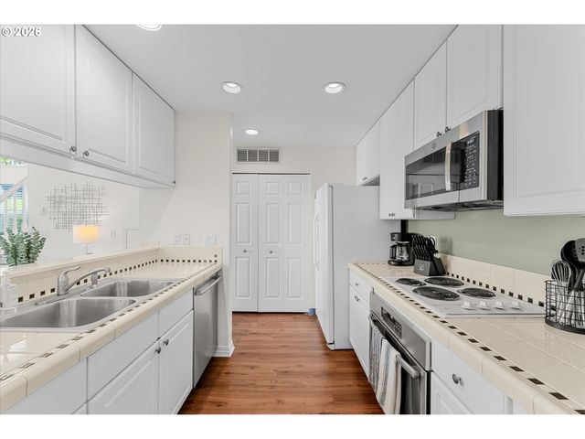 9601 Nw MILLER HILL Dr, Portland, OR 97229