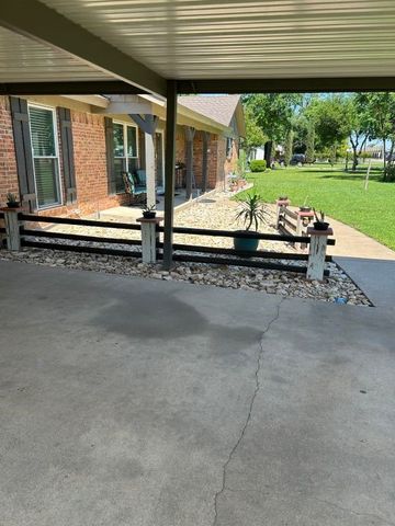 5004 Blackstone Drive, River Oaks, TX 76114