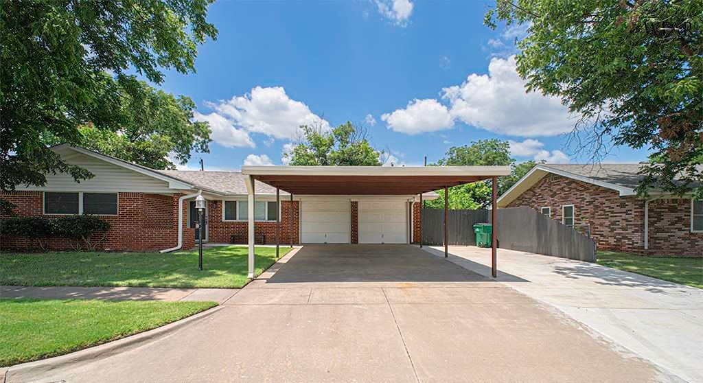 806 N BOND STREET, Iowa Park, TX 76367