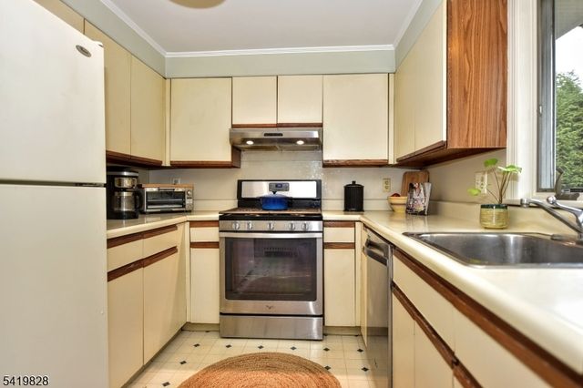 314 Canterbury Dr, Ramsey Boro, NJ 07446