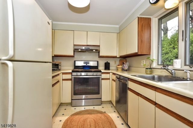 314 Canterbury Dr, Ramsey Boro, NJ 07446