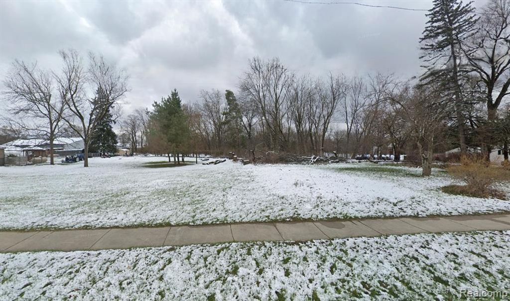 2041 S Long Lake Road, Fenton, MI 48430