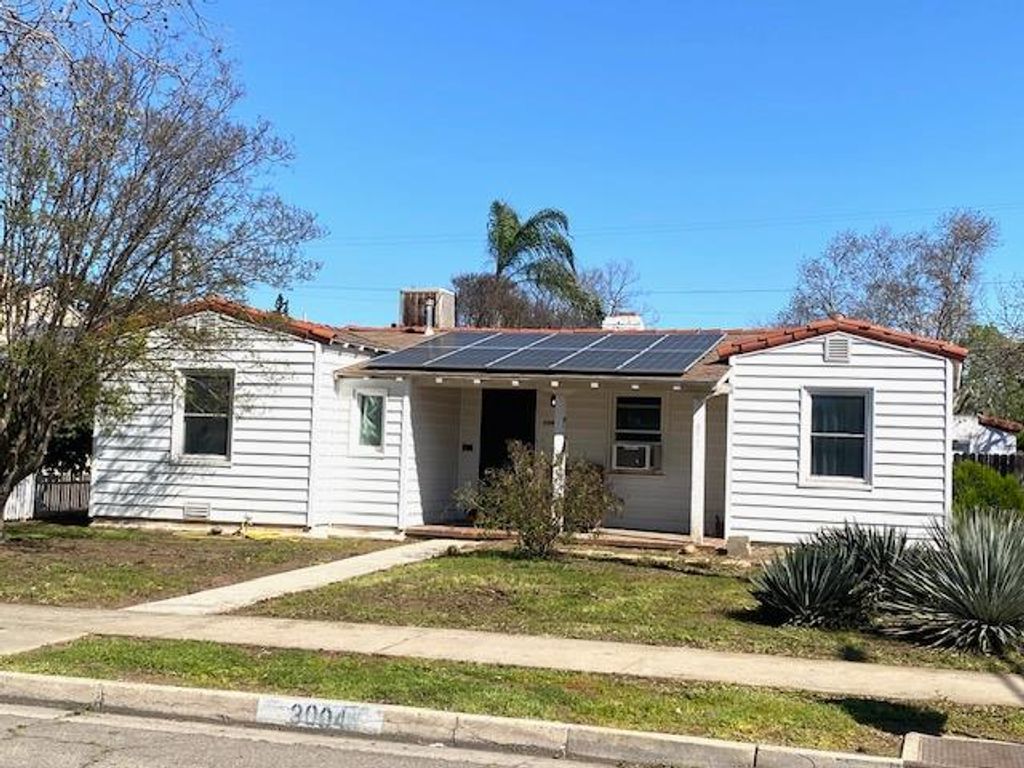 Image 2 of property listing at 3004 N Thorne Avenue, Fresno, CA 93704