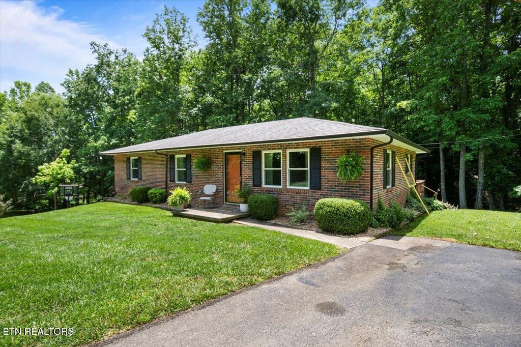 382 Tionesta Drive, Jacksboro, TN 37757
