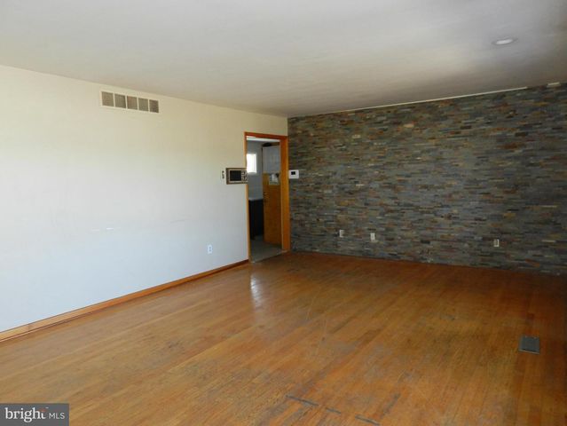 1055 PINE TREE DR, Slatington, PA 18080