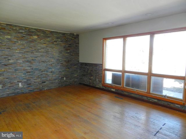 1055 PINE TREE DR, Slatington, PA 18080