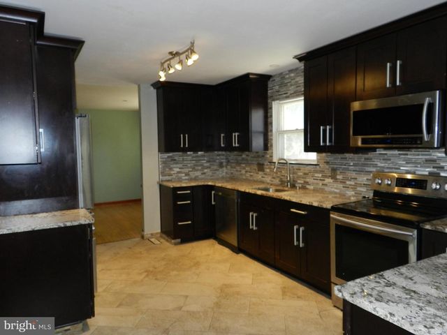 1055 PINE TREE DR, Slatington, PA 18080