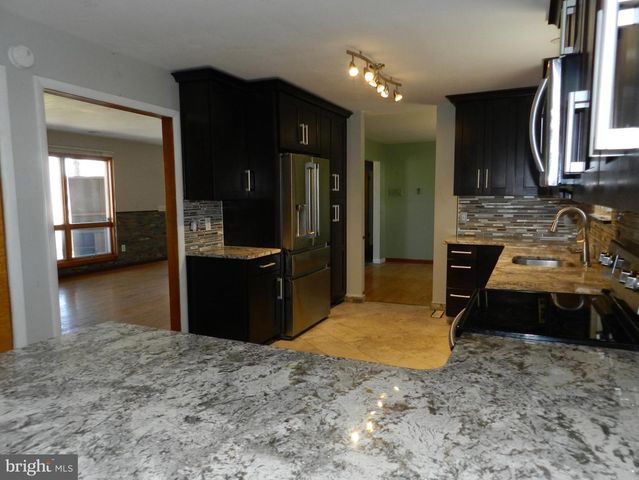 1055 PINE TREE DR, Slatington, PA 18080