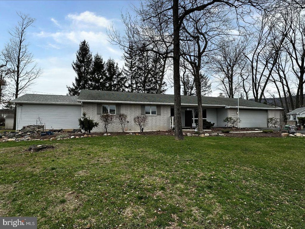 1055 PINE TREE DR, Slatington, PA 18080