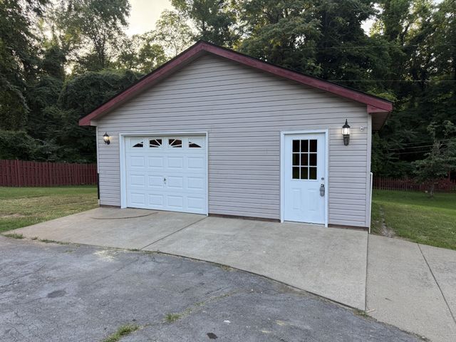 12 W Bel Air Blvd, Clarksville, TN 37042