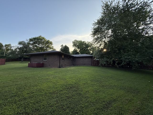 12 W Bel Air Blvd, Clarksville, TN 37042