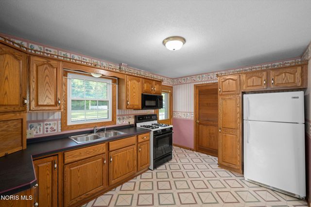 8117 Angola Road, Holland, OH 43528