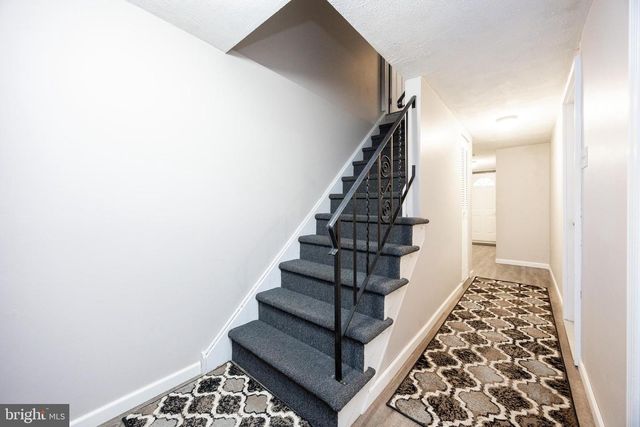 1055 VILLAGE LN, Pottstown, PA 19464