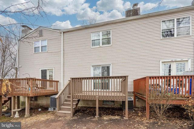 1055 VILLAGE LN, Pottstown, PA 19464