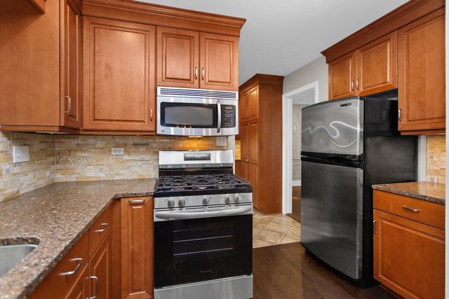 807 Surrey Lane, Glenview, IL 60025