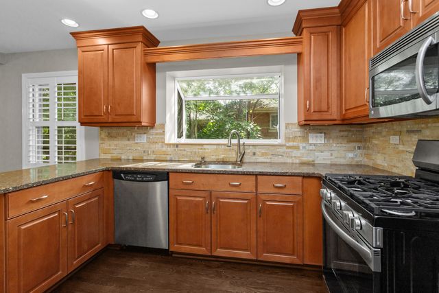 807 Surrey Lane, Glenview, IL 60025
