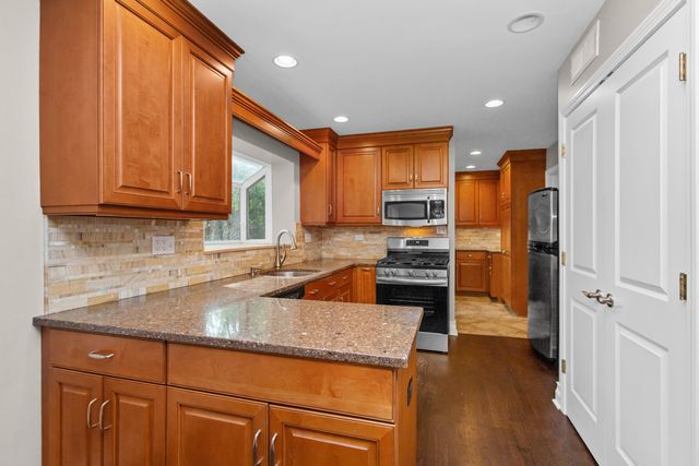 807 Surrey Lane, Glenview, IL 60025