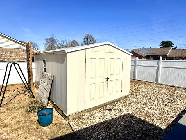 4726 Fox Ridge Court, Columbus, IN 47203